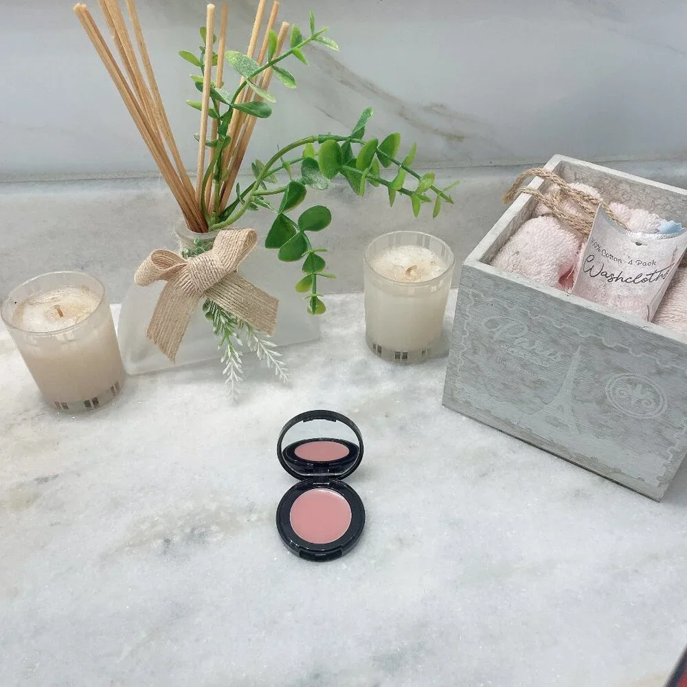 NWT Pure Color Envy Color Replenish Lip Balm Compact (0.05 oz.)
